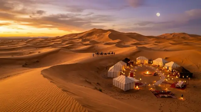 Tentes du camp dans les dunes de l'Erg Chebbi au crépuscule